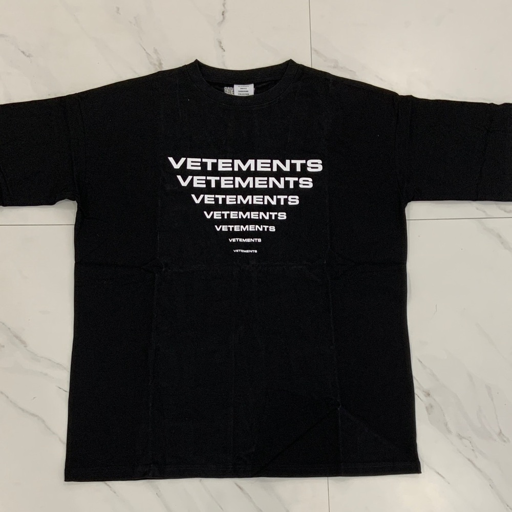 Vetements Black Tee Pyramid Logo Men’s size Large